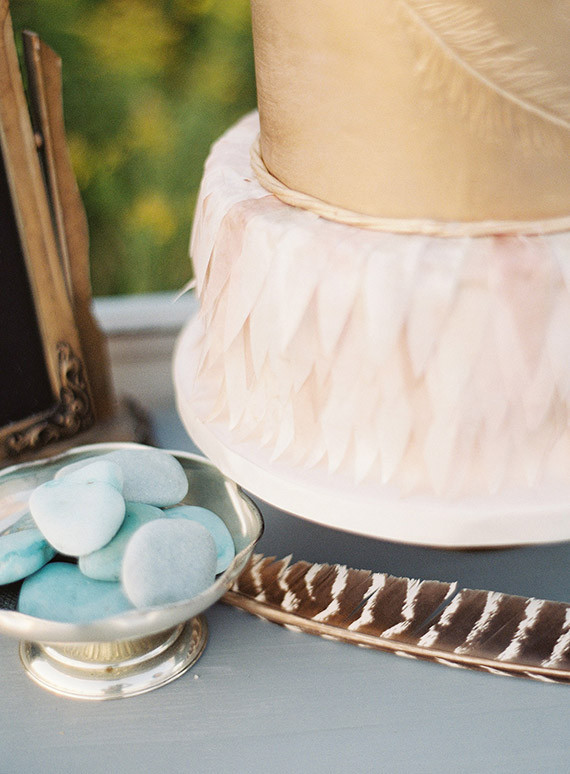 Gold and feathers cake detailing