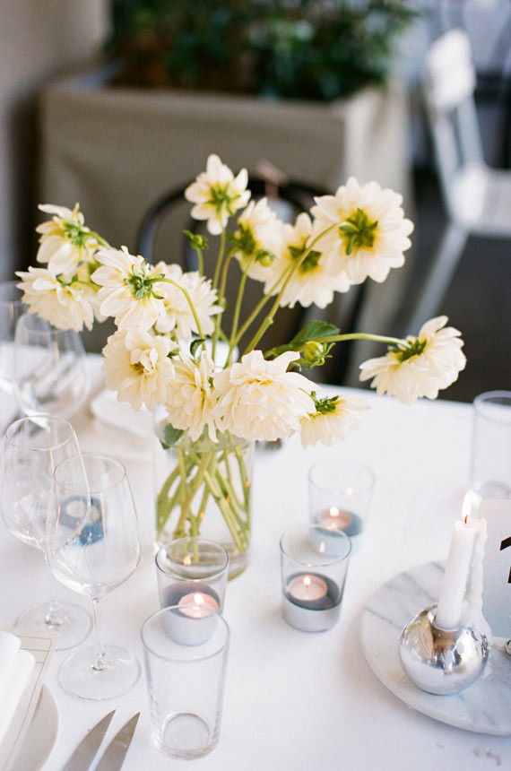 White delicate daisy centerpiece