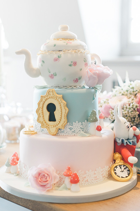 Alice in Wonderland cake