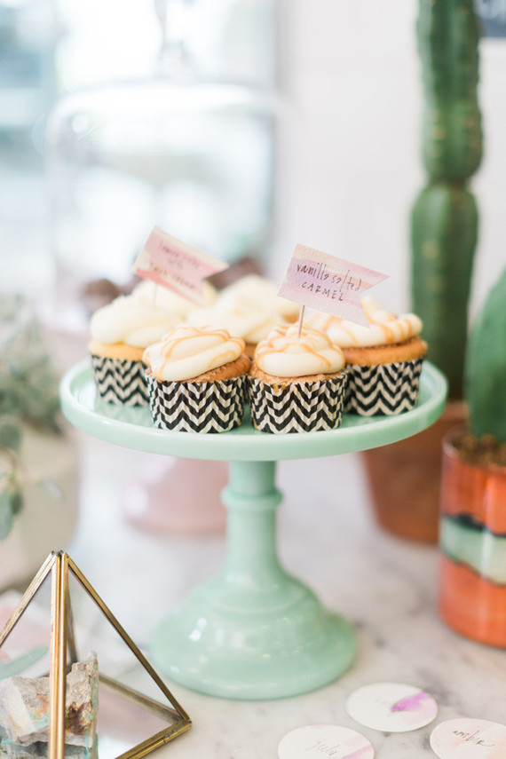 mint cake stand