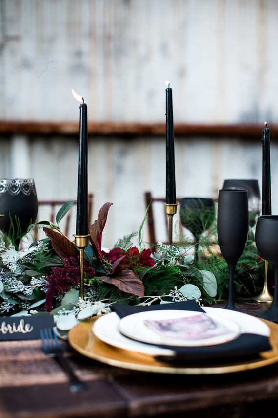 Black and gold table decor
