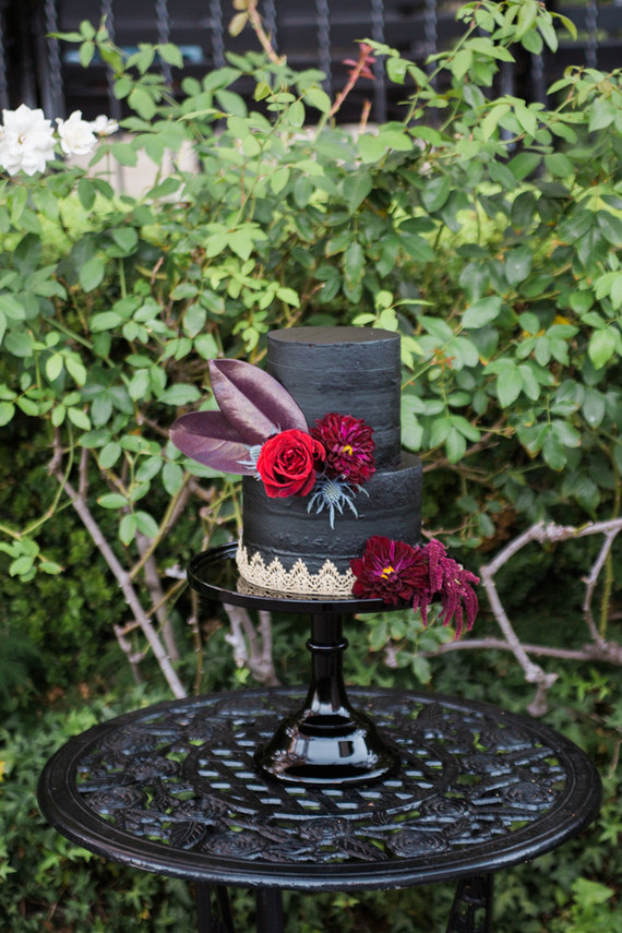 Black and gold wedding cake