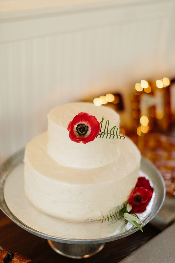 Simple white wedding cake