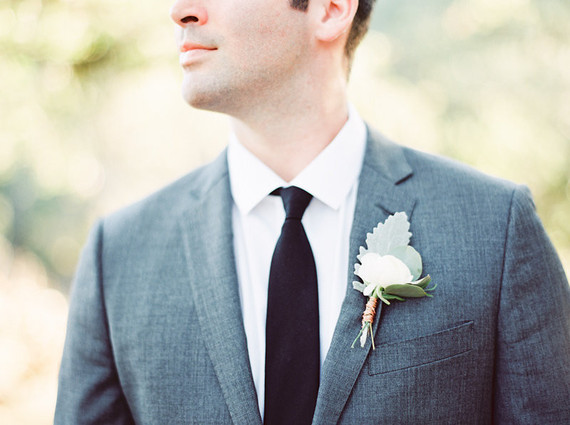 Simple groomsmen boutonniÃ¨re Inspiration