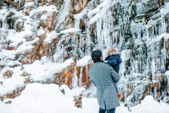 Snowy family photos in Canada