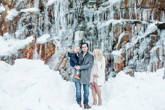 Snowy family photos in Canada