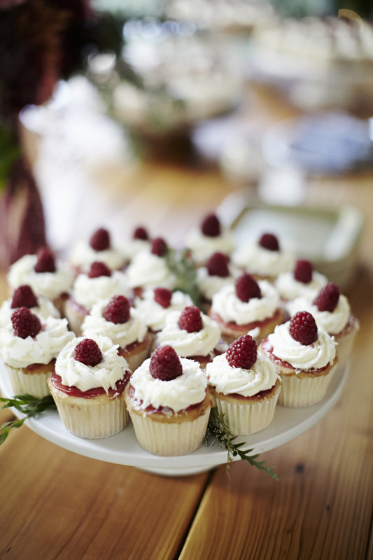 White and rasberry cupcakes