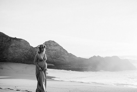 black and white beach maternity photos