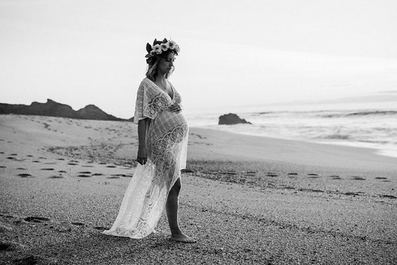 black and white beach maternity photos