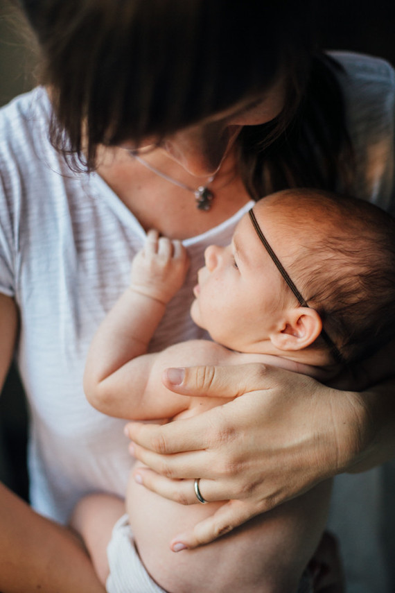 intimate newborn photos at home
