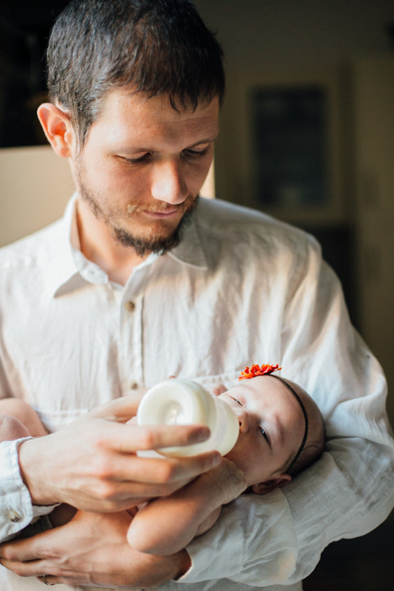 intimate newborn photos at home
