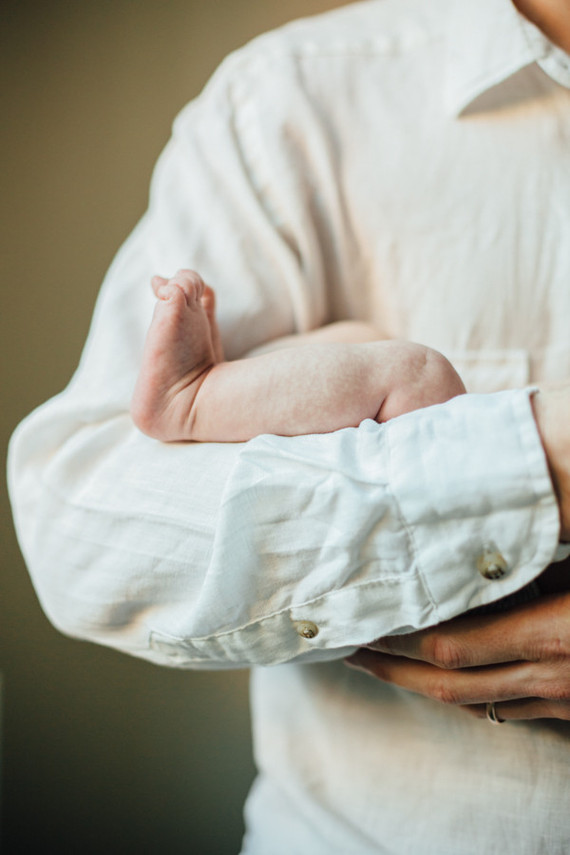 intimate newborn photos at home