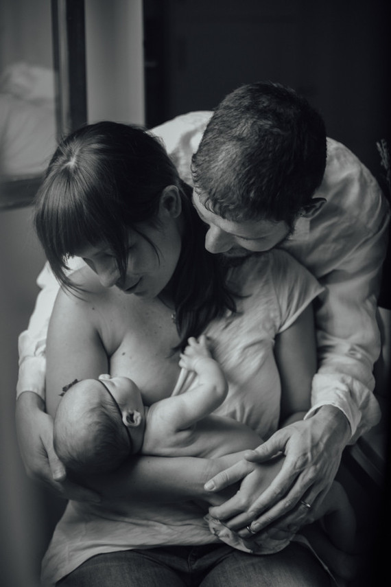 intimate newborn photos at home