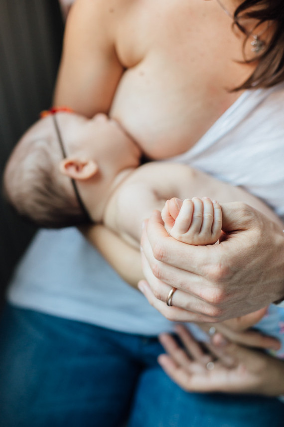 intimate newborn photos at home