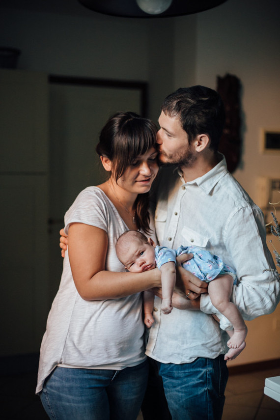 intimate newborn photos at home