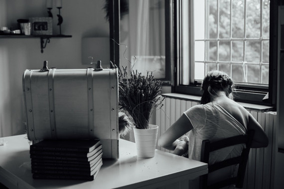 intimate newborn photos at home