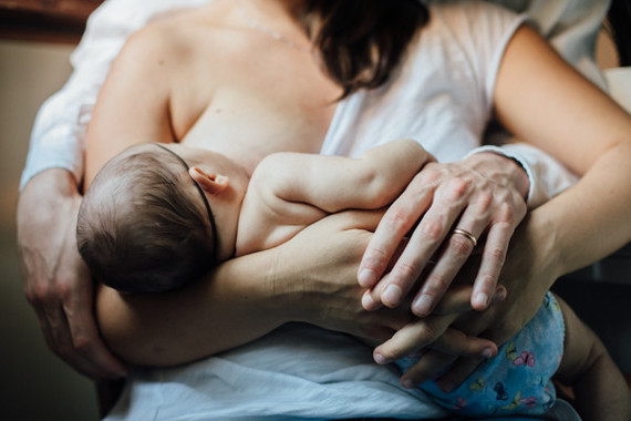 intimate newborn photos at home