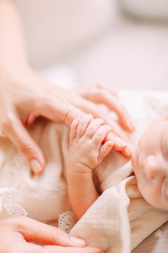 mother daughter newborn photos