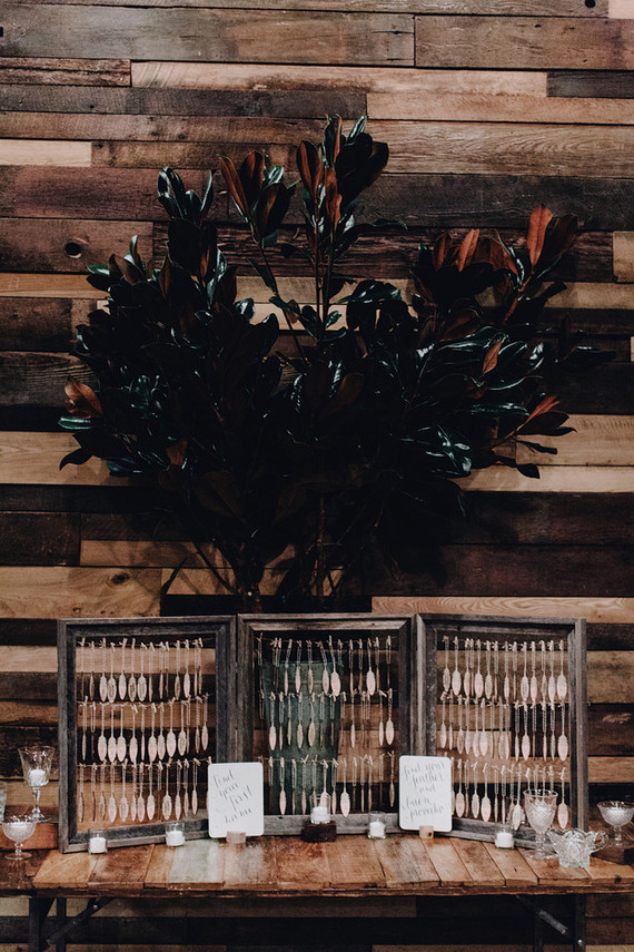 Feather escort cards