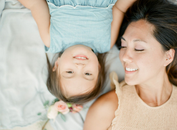 mother daughter beach session in hawaii