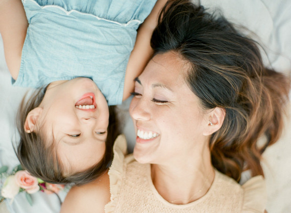 mother daughter beach session in hawaii