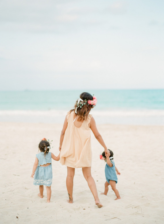 mother daughter beach session in hawaii