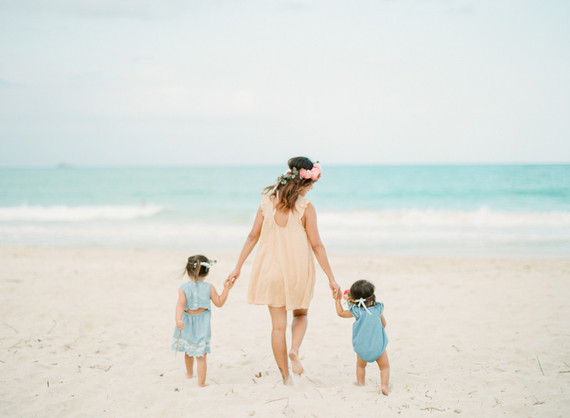 mother daughter beach session in hawaii