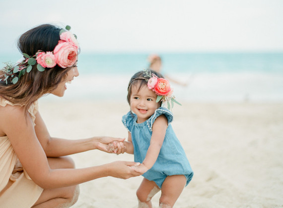 mother daughter beach session in hawaii
