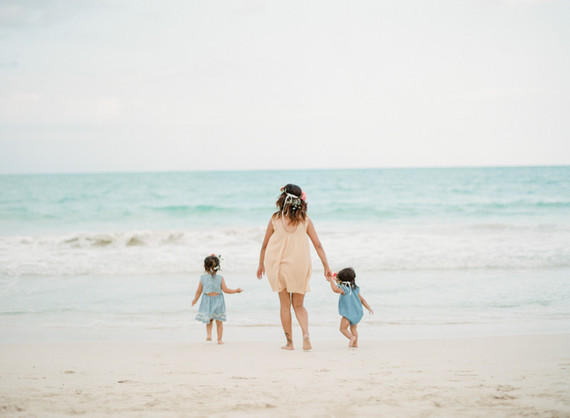 mother daughter beach session in hawaii
