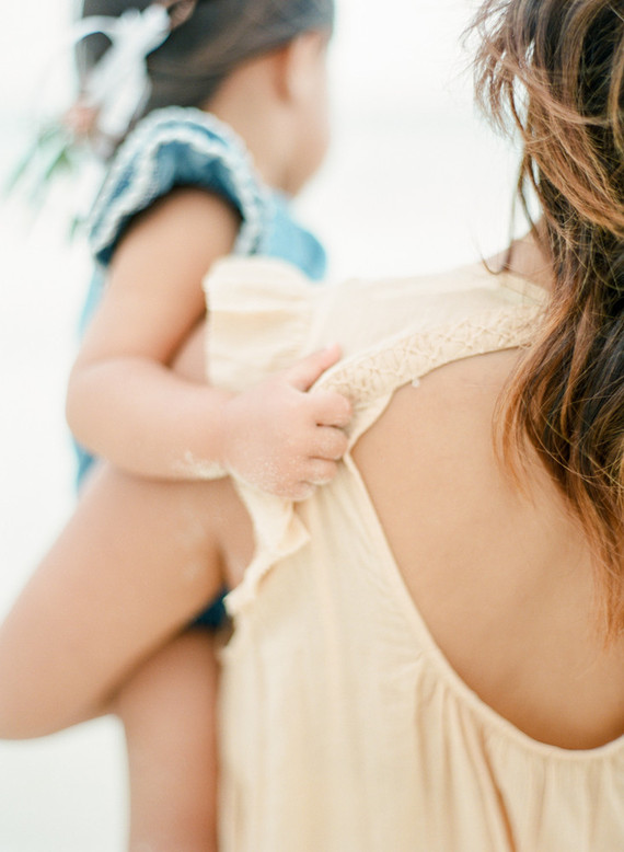 mother daughter beach session in hawaii