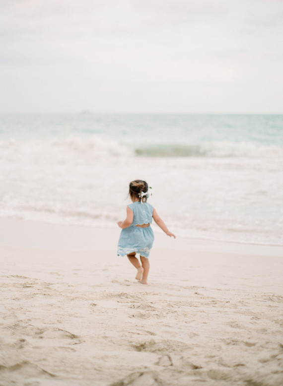 mother daughter beach session in hawaii