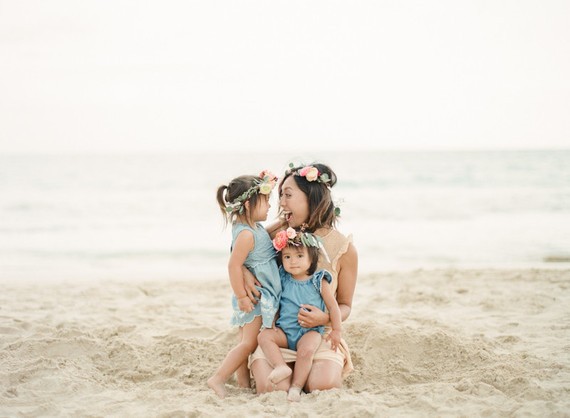 mother daughter beach session in hawaii