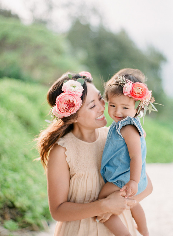 mother daughter beach session in hawaii
