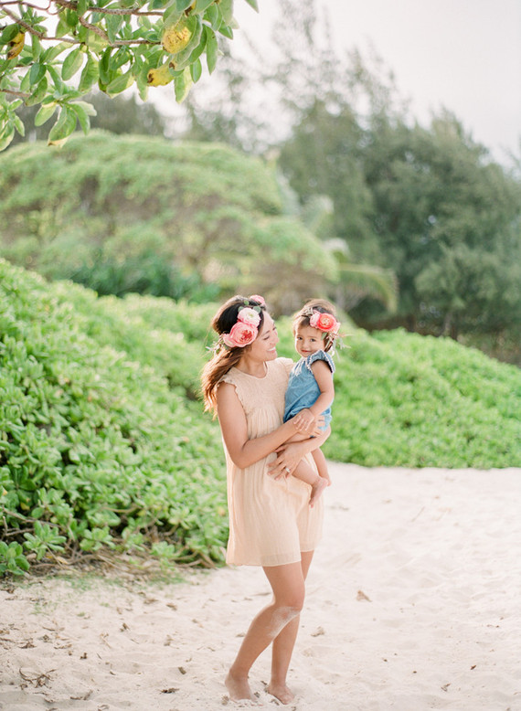 mother daughter beach session in hawaii