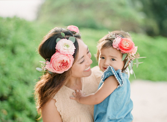 mother daughter beach session in hawaii