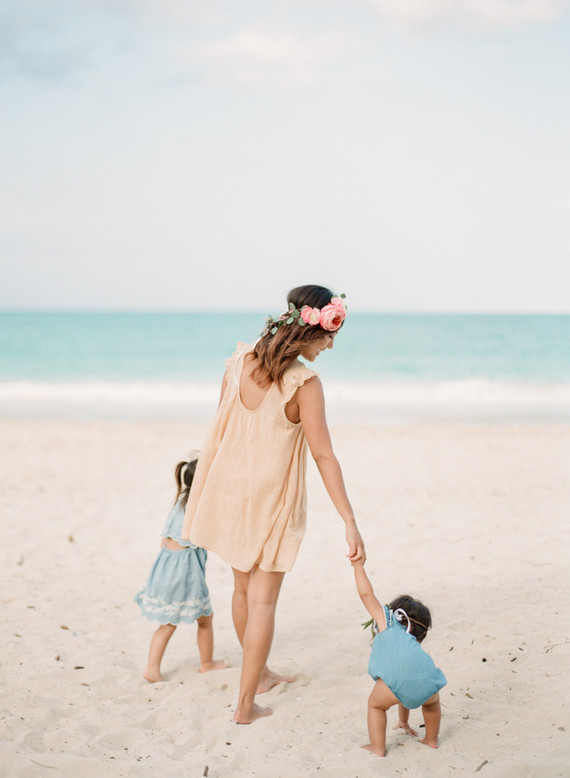 mother daughter beach session in hawaii