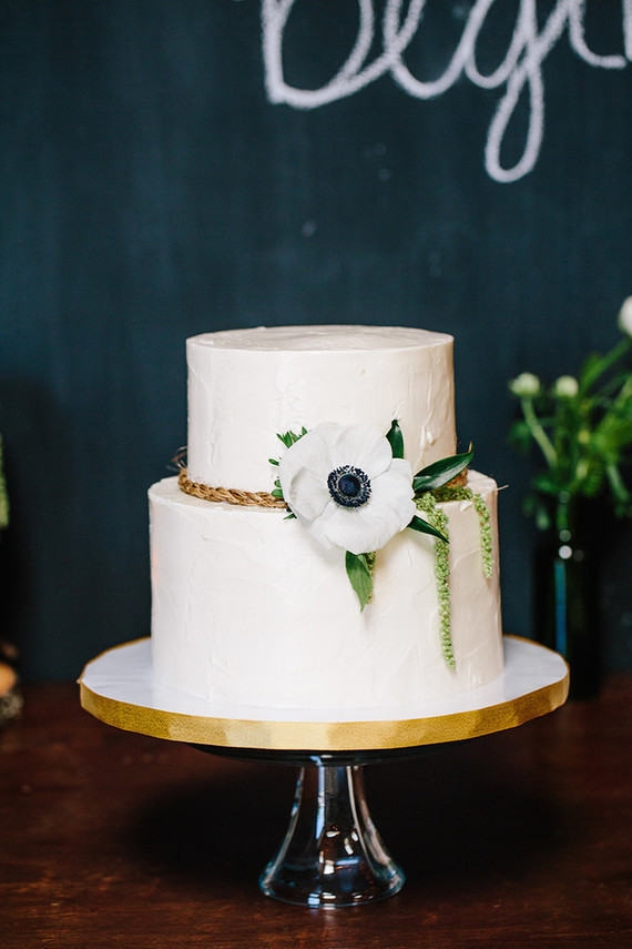 Modern white wedding cake