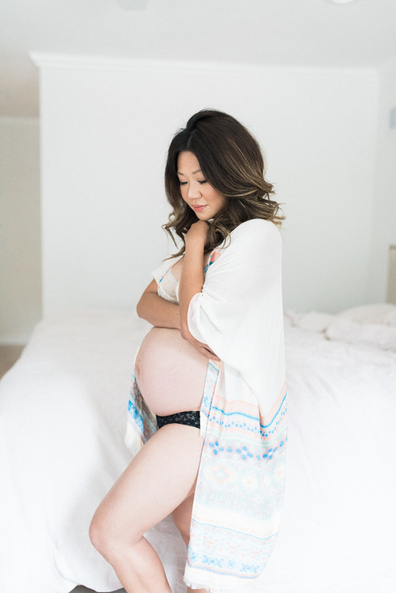 intimate romantic maternity photos