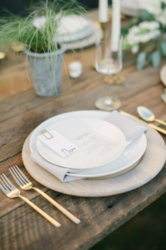 Simple modern place setting Inspiration