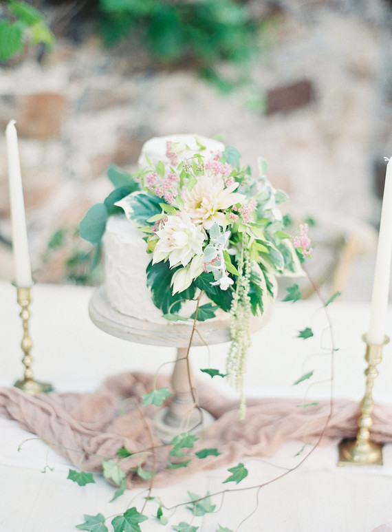 petit romantic wedding cake