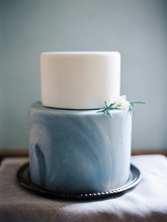 Modern blue and white marbled cake Inspiration