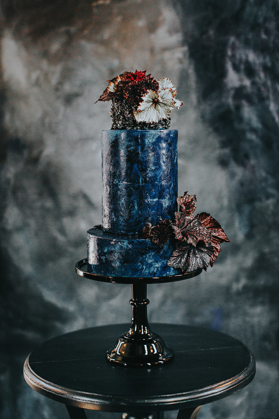 Deep blue wedding cake Inspiration