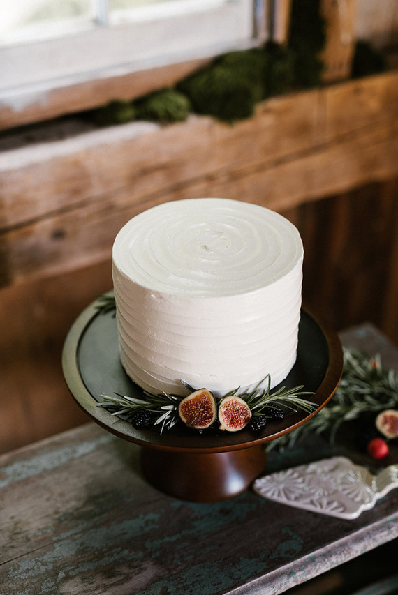 Simple white wedding cake