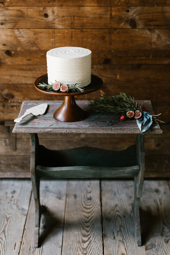 Simple white wedding cake