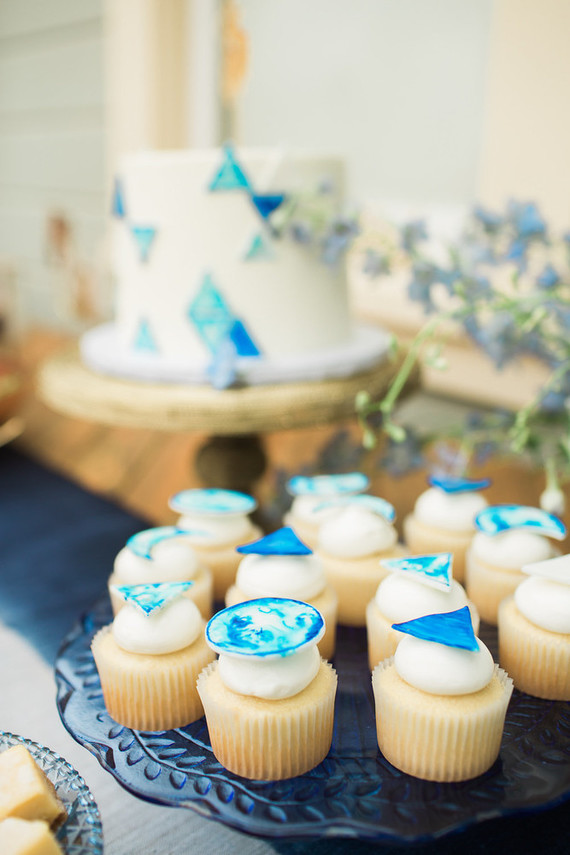 baby shower cupcakes