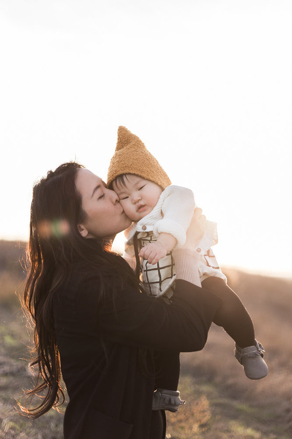 Wintery family photos of Laura Izumikawa