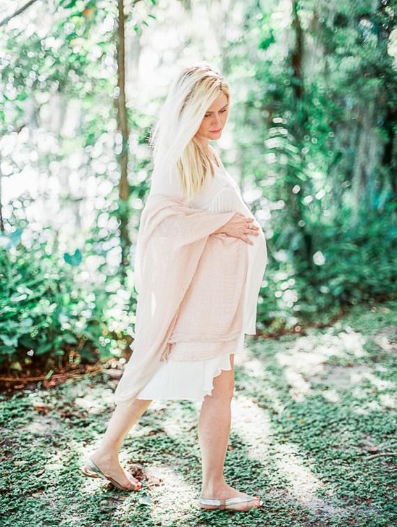 Romantic feminine maternity photos