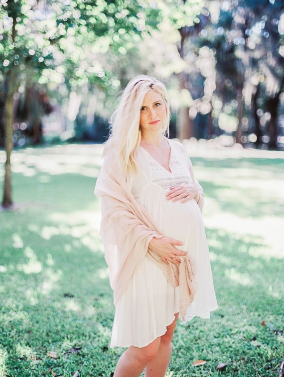 Romantic feminine maternity photos