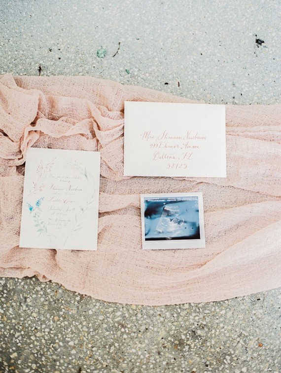 Romantic feminine maternity photos