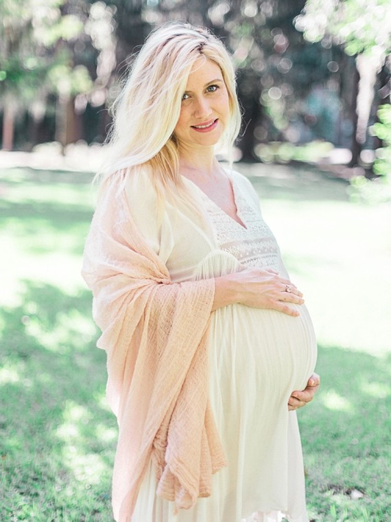 Romantic feminine maternity photos